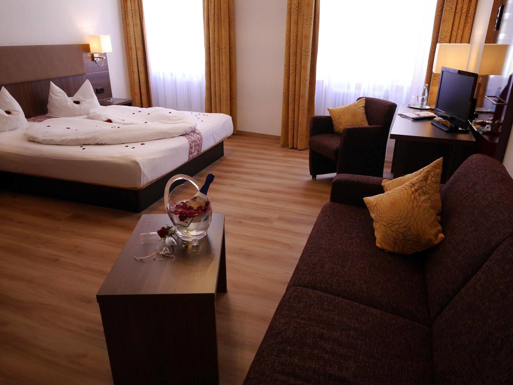 Romantica Hotel Blauer Hecht Dinkelsbühl Zewnętrze zdjęcie